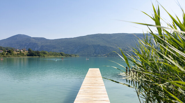 Ponton au lac d'Aiguebelette en &eacute;t&eacute; (Savoie, France)