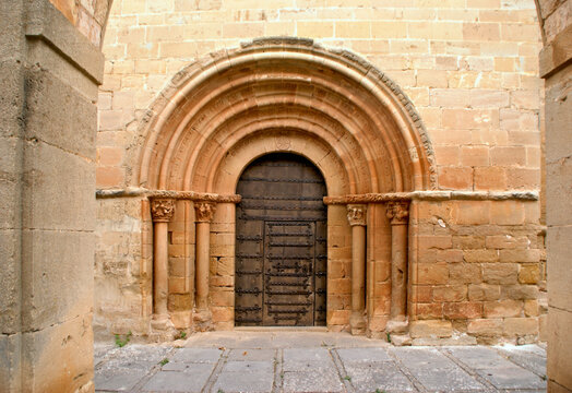 Romanesque Portal: The Timeless Beauty of San Andr&eacute;s Ap&oacute;stol in Spain
