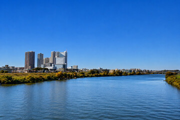 Obraz premium Clear Blue Sky View of Musashi-Kosugi Skyline across the Tama River, Kawasaki