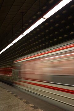 Pociąg metra w ruchu