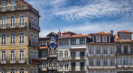 Obraz premium Fachadas de edificios tradicionales con azulejos y balcones en el centro de Oporto, Portugal
