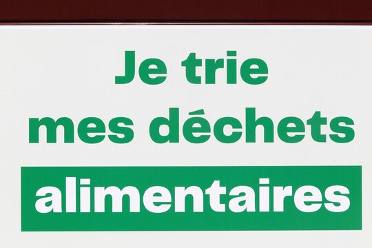 I sort my food waste signboard called je trie mes d&eacute;chets alimentaires in French language