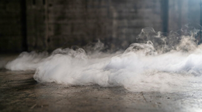 Humo denso y oscuro se desplaza sobre un suelo mojado y brillante, iluminado por un fuerte contraluz que crea un ambiente misterioso, dram&aacute;tico y cinematogr&aacute;fico.
