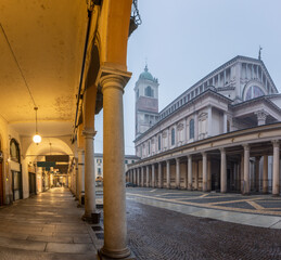 Obraz premium Novara - Cathedral - Cattedrale di santa maria assunta at dusk and winter fog.