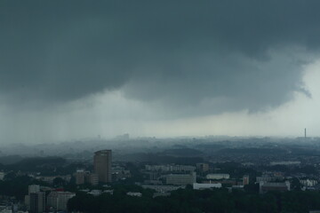 巨大な雨柱 ゲリラ雷雨に襲われる夏の都市風景 / Massive rain shaft: Summer urban landscape hit by sudden torrential downpour © majenda_mix