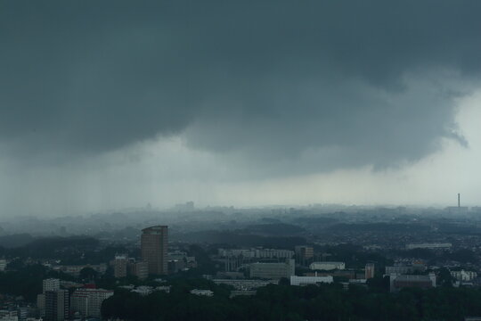 巨大な雨柱 ゲリラ雷雨に襲われる夏の都市風景 / Massive rain shaft: Summer urban landscape hit by sudden torrential downpour