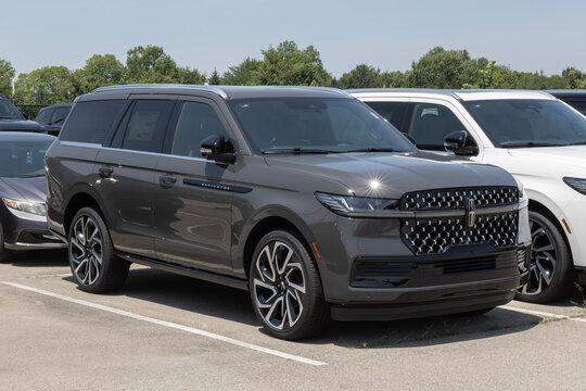Lincoln Navigator 4X4 Black Label 3-Row SUV display. Lincoln offers the Navigator with a 3.5L Twin-Turbo V6 engine. MY:2027