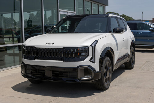 Kia Seltos X-Line AWD Compact SUV at a dealership. Kia offers the Seltos with a 2.0L 4-Cylinder MPI engine. MY:2026