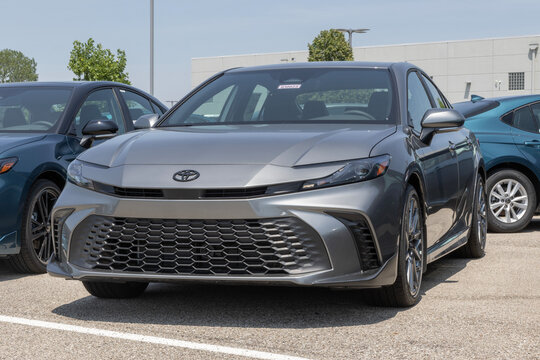 Toyota Camry SE mid-size sedan at a dealership. Toyota offers the Camry with a 2.5L Hybrid 4-Cylinder engine. MY:2026
