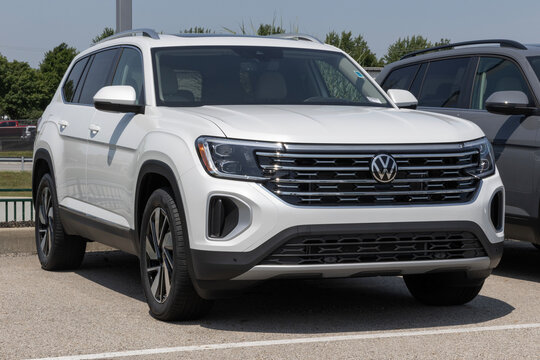 Volkswagen Atlas SEL Family SUV at a dealership. VW offers the Atlas with a 2.0L TSI DOHC turbo 4-Cylinder engine. MY:2026
