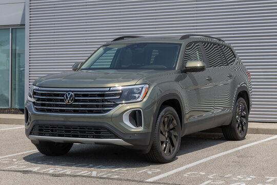 Volkswagen Atlas SE Family SUV at a dealership. VW offers the Atlas with a 2.0L TSI DOHC turbo 4-Cylinder engine. MY:2026