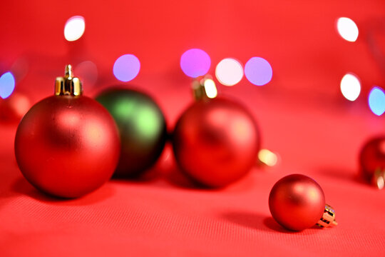 赤いクリスマスのオーナメント
