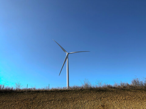 illustration d'une &eacute;olienne de couleur blanche en plein champ