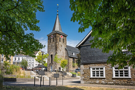 Velbert, Nordrhein-Westfalen, Deutschland - Die Alte Kirche am Offers sowie das denkmalgesch&uuml;tzte Fachwerkhaus, das als Au&szlig;enstelle des Standesamtes dient.