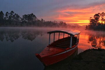 Obraz premium sunrise over the river