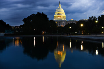 Obraz premium US Capitol Building at night - Washington DC, United States