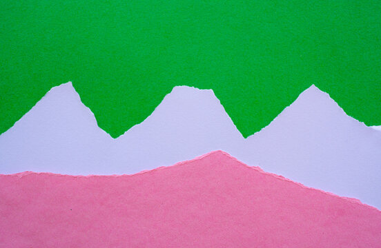 Paisaje abstracto de monta&ntilde;as de papel en colores verde, lila y rosa