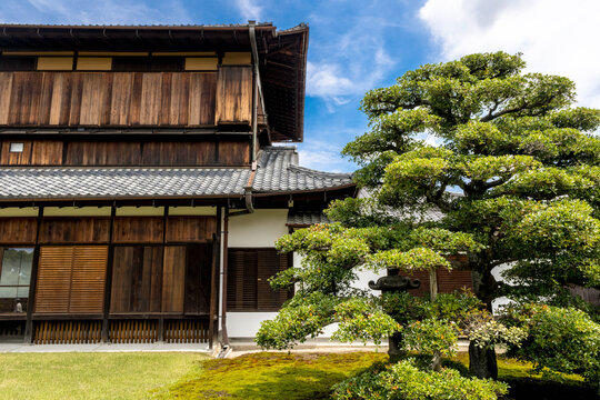 Antigua casa japonesa frente a su jard&iacute;n zen