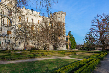 Fototapeta premium Majestic medieval castle and pristine gardens on a sunny day