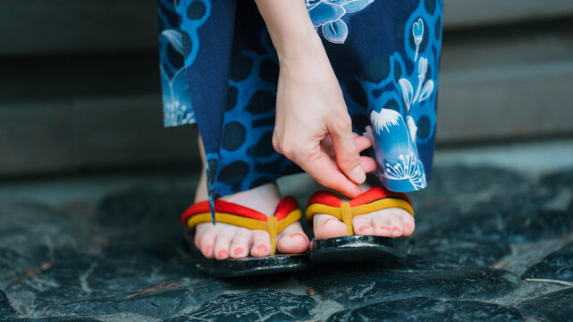 下駄を履く浴衣姿の女性の足元, Feet of a Woman Wearing a Yukata Putting on Geta Sandals