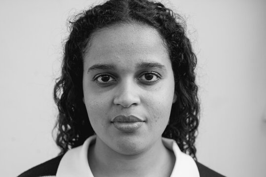 Curvy african girl looking at camera - Portrait of young woman with curly hair - Black and white editing