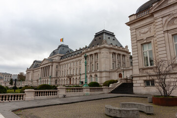 Obraz premium Beautiful historic palace architecture with a national flag under a cloudy autumn sky