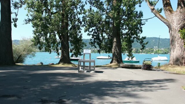 Ein sch&ouml;ner Menschenleerer Ort zum Genie&szlig;en am See, die Uferzone am Z&uuml;richsee im Seefeld Quartier ist unter der Woche in der Ferienzeit von wenigen Leuten besucht
