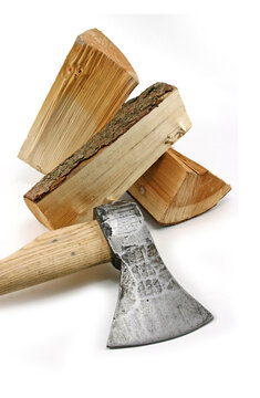 Axt mit Holzschaft vor weissem Hintergrund