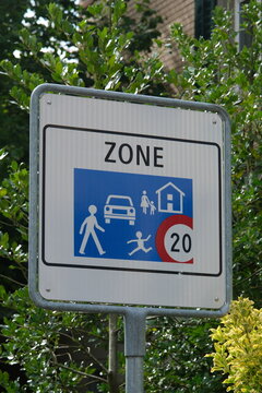 Tempo 20 Schild in einer Begegnungszone in einem Quartier in Winterthur, Schweizer Verkehrsregeln schreiben die H&ouml;chstgeschwindigkeit von 20 km/h vor