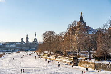 Obraz premium Dresden Winter Kalt Sachsen Elbe Frauenkirche Semperoper Bogenschütze Panorama Deutschland Schnee Frost Eisschollen Sonne Himmel Altstadt Europa