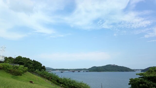 晴れた日に撮影した遠江八景「寸座落雁」の浜名湖風景