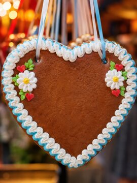 Lebkuchenherz ohne Aufschrift als klassischer Oktoberfest-Schmuck. Dekoratives Herz mit floralen Verzierungen eignet sich ideal als neutrales Symbol f&uuml;r Volksfest und Tradition in Deutschland.