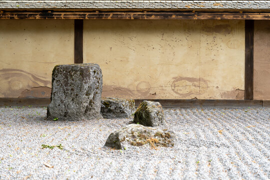 Zen-Steingarten mit Felsen und Kies &ndash; Minimalistische Gartenkunst im Japanischen Garten