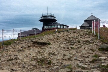 Szczyt Śnieżki w Karkonoszach z charakterystycznym budynkiem obserwatorium meteorologicznego i kaplicą św. Wawrzyńca pod zachmurzonym niebem © Grzegorz Polak