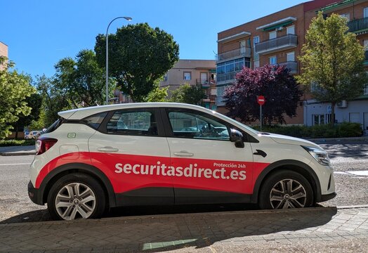 Vista lateral de un autom&oacute;vil de la empresa de seguridad  Securitas Direct aparcado en una calle de Madrid, Espa&ntilde;a, 16 de mayo de 2026