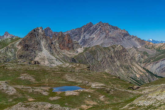 I laghi di Roure, splendidi specchi d&rsquo;acqua nei quali si specchia la maestosa Aiguille de Chambeyron