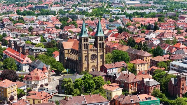 Malerischer Blick &uuml;ber die roten Ziegeld&auml;cher der Altstadt von Landau in der Pfalz mit den markanten Doppelt&uuml;rmen der neoromanischen Stadtpfarrkirche St. Maria im Zentrum.