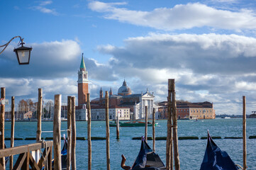 Wenecja kolorowe gondole zacumowane przy brzegu. Canal Grande.   © Monika