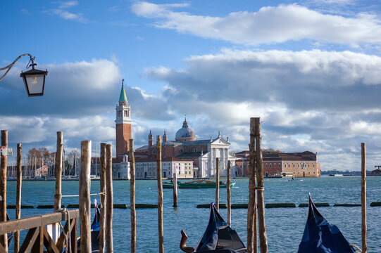 Wenecja kolorowe gondole zacumowane przy brzegu. Canal Grande.	
