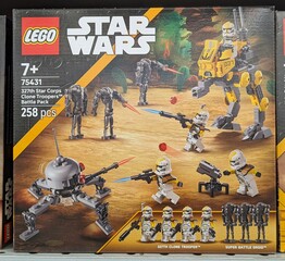 Obraz premium Caja de construcción Lego de Star Wars, 327th Star Corps Clone Troopers Battle Pack, en una tienda Carrefour, Madrid, España, 16 de mayo de 2026