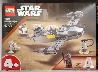 Obraz premium Caja de construcción Lego de Star Wars, Mando and Grogu's N-1 Starfighter, en una tienda Carrefour, Madrid, España, 16 de mayo de 2026