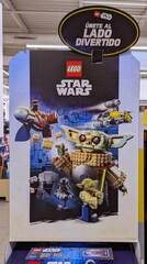 Obraz premium Cartel de cartón promocional de Lego Star Wars con diversos personajes y el mensaje Únete al lado divertido, en expositor de tienda Carrefour, Madrid, España, 16 de mayo de 2026