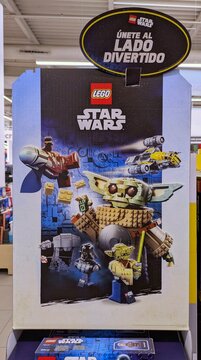 Cartel de cart&oacute;n promocional de Lego Star Wars con diversos personajes y el mensaje &Uacute;nete al lado divertido, en expositor de tienda Carrefour, Madrid, Espa&ntilde;a, 16 de mayo de 2026