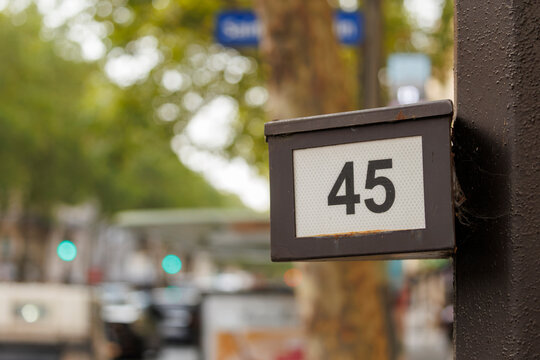 Num&eacute;ro 45, rep&egrave;re de num&eacute;rotation d'habitation sur un boulevard &agrave; Paris