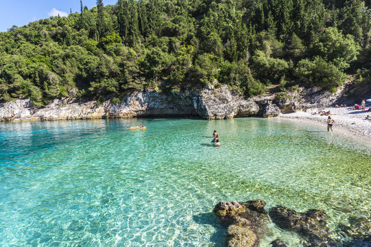 Dafnoudi is a small beach near Fiskardo in Kefalonia. It is well known for its clean green water and her small caves available for swimming.