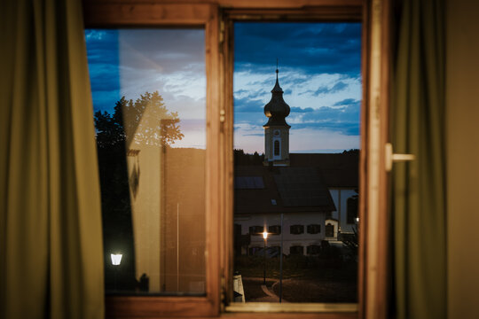 Kirchturm durch Fenster