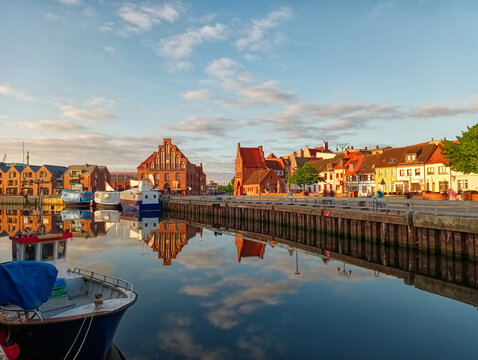 Blick in den Hafen von Wismar am Abend