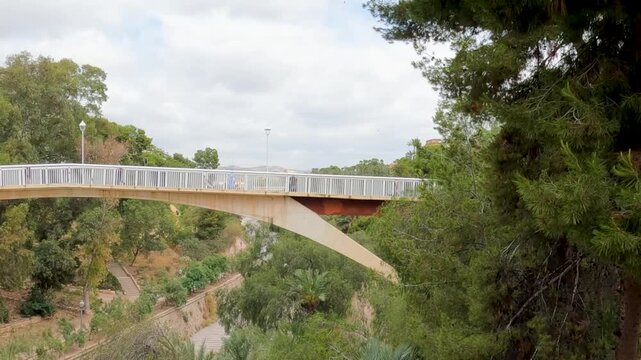 Puente Pasarela peatonal sobre el rio vinalop&oacute;