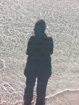 Ombra sulla riva del mare