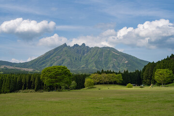 Fototapeta premium Mt. Nekodake, Mt. Aso with Jagged Peaks Under the Clear Blue Sky, Kumamoto, Japan